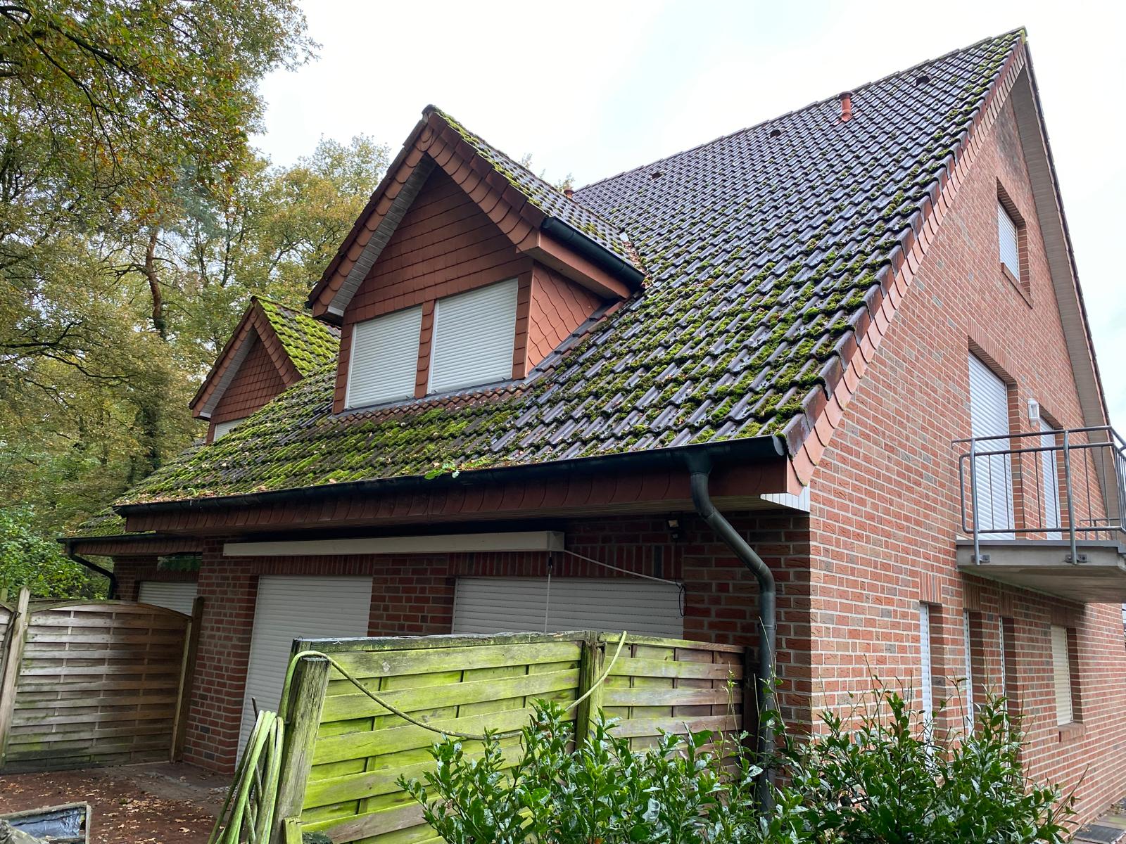 Verschmutztes Dach vor der Reinigung in Neuenhaus